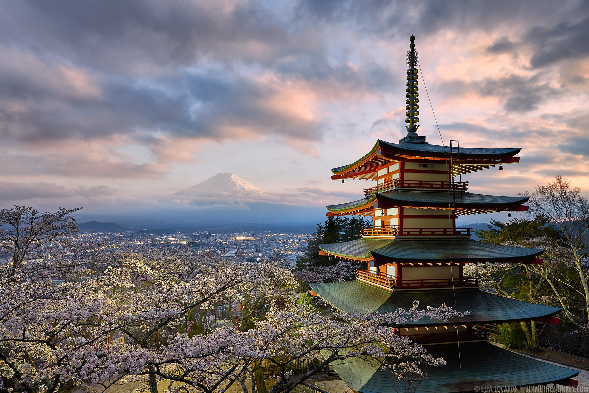 Японское качество видео. Храм Японии Фуджи.. Гора Фудзияма в Японии. Гора Фудзи храм. Пагода японская архитектура.